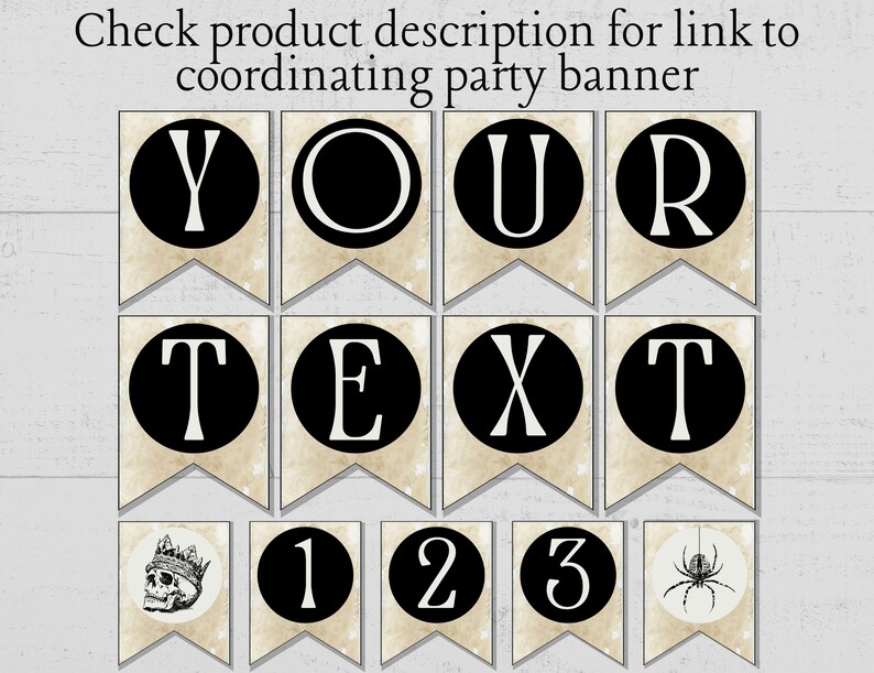 以下が含まれることがあります： 黒と白の円の中に「YOUR TEXT」という文字と数字の1、2、3が書かれたハロウィーンパーティーの横断幕。また、王冠をかぶった頭蓋骨とクモも描かれている。