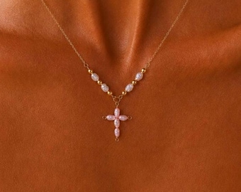 Collier croix de perles d'eau douce, accent de perles roses, chaîne plaquée or PVD 18 carats