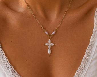 Collier croix de perles d'eau douce, accent rose, chaîne en or PVD 18 carats