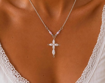 Collier croix de perles d'eau douce, accent rose, chaîne en métal argenté