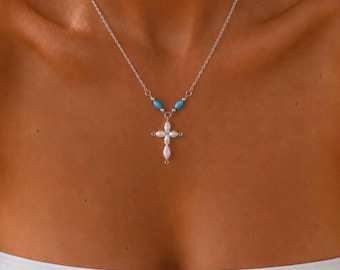 Collier croix de perles d'eau douce, accent bleu, chaîne en métal argenté