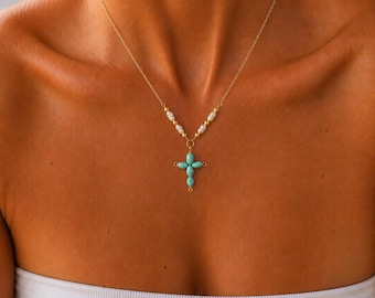Collier croix turquoise, accents de perles d'eau douce, chaîne en or PVD 18 carats