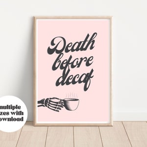 Könnte beinhalten: Ein rosa druckbarer Poster mit dem Text "Death before decaf" in schwarzer Kursivschrift. Eine schwarz-weiße Skeletthand hält eine dampfende Tasse Kaffee.