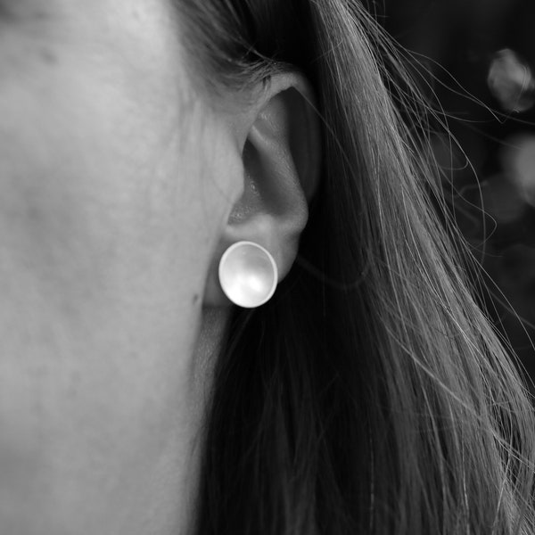 Boucles d'oreilles minimaliste disque incurvé en argent massif, clous, petite boucles d'oreilles cercle.