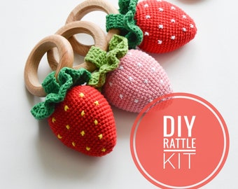 DIY Erdbeer Rassel Häkeln Kit Set, neue Mutter Geschenk DIY, Obst Beere Thema Baby Party Spielzeug, Erdbeere Spielzeug Geschenk, Amigurumi häkeln Liebhaber Geschenk