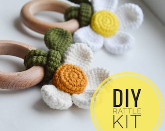 Kit de ganchillo DIY Daisy bebé sonajero, crochet fácil DIY amigurumi flor de primavera, regalo de nueva mamá o regalo de Pascua para principiantes de crochet