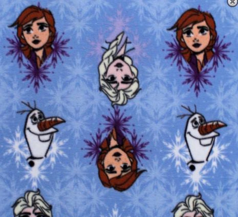Puede incluir: Tela azul con un patr&oacute;n repetido de Elsa y Anna de Frozen, Olaf el mu&ntilde;eco de nieve y copos de nieve.