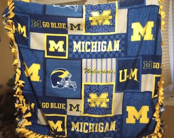 Manta de forro polar hecha a mano con estampado de fútbol de los Michigan Wolverines