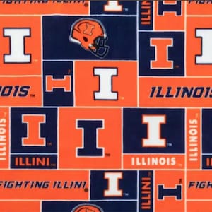Op de afbeelding: Een stof met een herhalend patroon van het logo van de University of Illinois Fighting Illini. Het logo is een gestileerde "I" met een helm en de woorden "Illinois" en "Fighting Illini". De stof is oranje en blauw.