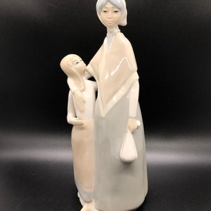 Rare Vintage Cascades porcelain Daughter looking up at Mother figurine, Spain