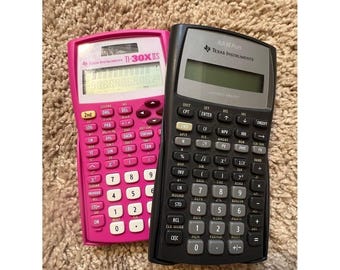 Paquete de calculadoras Texas Instruments TI-30XIIS rosa y BA II Plus negra