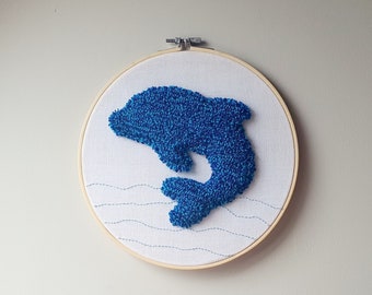 Décoration murale animaux marins dauphin, déco chambre enfant, chambre bébé thème mer, punch needle, broderie, cadeau naissance, babyshower