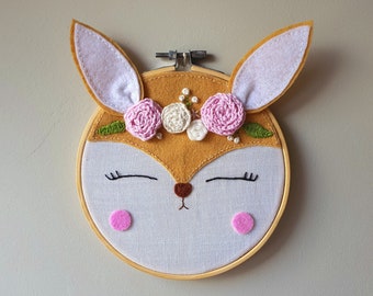 Décoration murale biche pour chambre d'enfant, chambre de bébé, tête de biche fleurie, feutre, broderie, cadeau pour naissance, babyshower