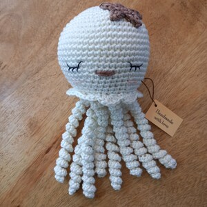 Peluche pieuvre fait main au crochet, doudou méduse coton, cadeau de naissance, babyshower, amigurumi, crocheted octopus, gift for newborn image 8