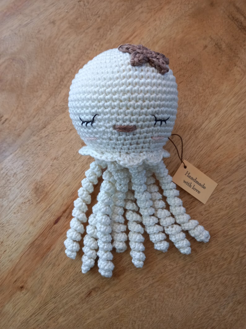 Peluche pieuvre fait main au crochet, doudou méduse coton, cadeau de naissance, babyshower, amigurumi, crocheted octopus, gift for newborn image 8