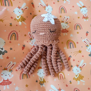 Peluche pieuvre fait main au crochet, doudou méduse coton, cadeau de naissance, babyshower, amigurumi, crocheted octopus, gift for newborn image 3