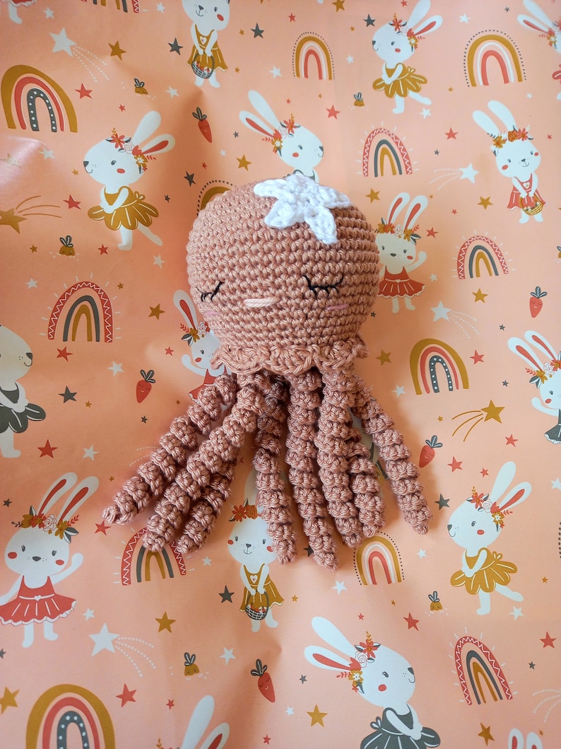 Peluche pieuvre fait main au crochet, doudou méduse coton, cadeau de naissance, babyshower, amigurumi, crocheted octopus, gift for newborn image 3