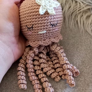 Peluche pieuvre fait main au crochet, doudou méduse coton, cadeau de naissance, babyshower, amigurumi, crocheted octopus, gift for newborn image 2