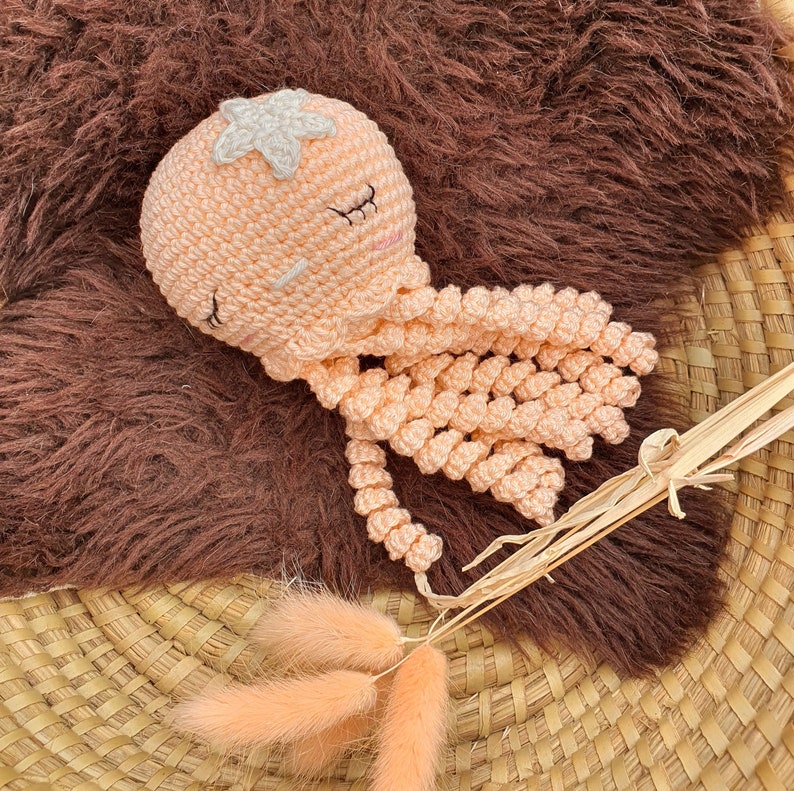Peluche pieuvre fait main au crochet, doudou méduse coton, cadeau de naissance, babyshower, amigurumi, crocheted octopus, gift for newborn Saumon