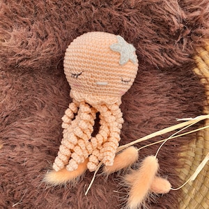 Peluche pieuvre fait main au crochet, doudou méduse coton, cadeau de naissance, babyshower, amigurumi, crocheted octopus, gift for newborn image 6
