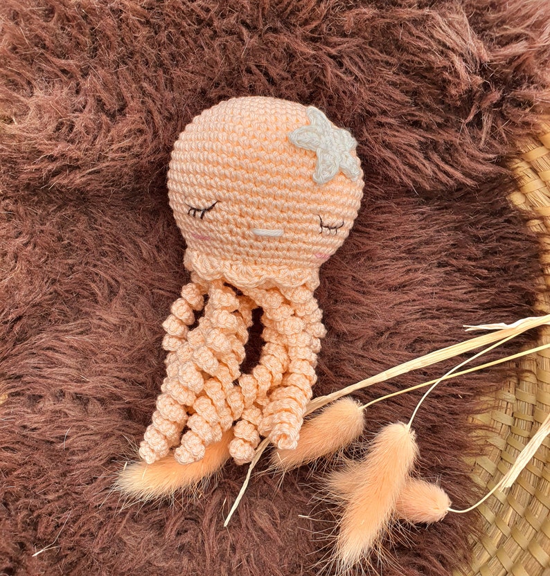 Peluche pieuvre fait main au crochet, doudou méduse coton, cadeau de naissance, babyshower, amigurumi, crocheted octopus, gift for newborn image 6