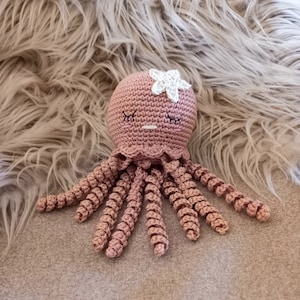 Peluche pieuvre fait main au crochet, doudou méduse coton, cadeau de naissance, babyshower, amigurumi, crocheted octopus, gift for newborn Mokka