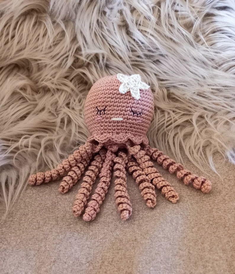 Peluche pieuvre fait main au crochet, doudou méduse coton, cadeau de naissance, babyshower, amigurumi, crocheted octopus, gift for newborn Mokka