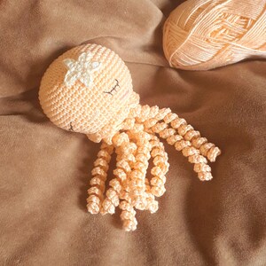 Peluche pieuvre fait main au crochet, doudou méduse coton, cadeau de naissance, babyshower, amigurumi, crocheted octopus, gift for newborn image 5