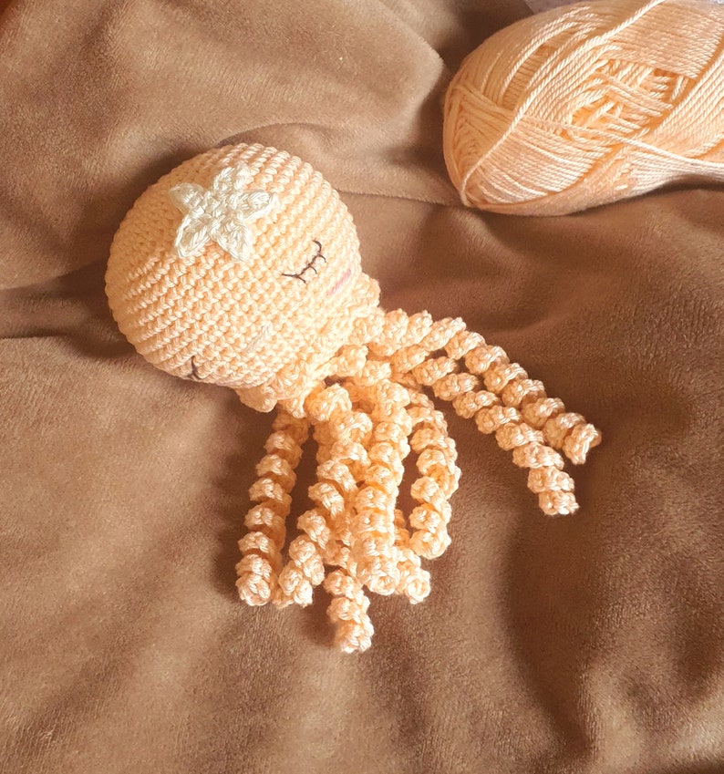 Peluche pieuvre fait main au crochet, doudou méduse coton, cadeau de naissance, babyshower, amigurumi, crocheted octopus, gift for newborn image 5