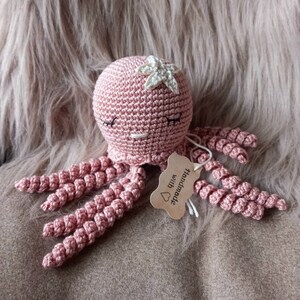 Peluche pieuvre fait main au crochet, doudou méduse coton, cadeau de naissance, babyshower, amigurumi, crocheted octopus, gift for newborn Rose