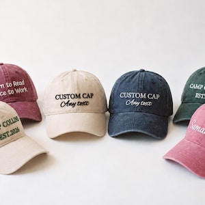 Könnte beinhalten: Sechs Baseballkappen in verschiedenen Farben, darunter Kastanienbraun, Beige, Marineblau, Dunkelgrün und Pink. Jede Kappe ist auf der Vorderseite mit Text bestickt, wie Born to Read Force to Work, CUSTOM CAP Any text, CAMP COLLINS EST.2026 und Samantha.