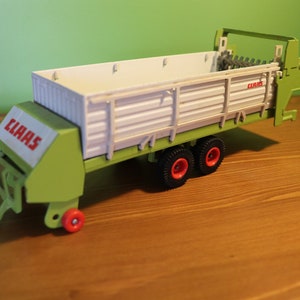 Siku Farmer 2612 Claas Hay Cart 1:32 Metal Spreader