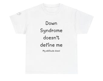 Könnte beinhalten: Weißes T-Shirt mit dem schwarzen Text "Down Syndrome doesn't define me. My attitude does!". Das T-Shirt hat einen Rundhalsausschnitt und kurze Ärmel. Der Text ist mittig auf der Vorderseite platziert.