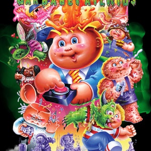 Puede incluir: Una ilustración colorida de un grupo de personajes de dibujos animados, que incluye un personaje grande y de cara roja con corbata, un monstruo verde y un personaje con una camisa a rayas rojas y blancas. El texto "GARBAGE PAIL KIDS" está escrito en letras verdes en la parte superior de la imagen.