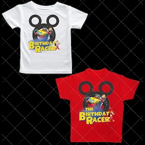 Può includere: Due t-shirt con un design a forma di orecchie di Topolino. La t-shirt bianca ha il testo "Birthday Racer" e la t-shirt rossa ha il testo "The Birthday Racer". Entrambe le t-shirt presentano un'immagine di cartone animato di Topolino che guida un'auto da corsa.