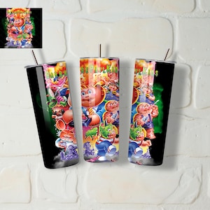 Puede incluir: Tres vasos de acero inoxidable de 20 oz con un estampado gráfico colorido de personajes de dibujos animados. Los vasos tienen el texto "Garbage Pail Kids".