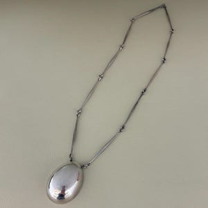 Nachlass Georg Jensen Sterling Silber Halskette mit Anhänger &quot;Ei&quot; von Astrid Fog Nr. 122