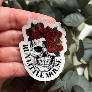 Sticker imperméable holographique Run Little Mouse Skull & Roses, Adeline obsédante, Adeline chassant la tête, Dark Romance Smut, SOUS LICENCE OFFICIELLE