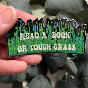 Lesen Sie ein Buch oder berühren Sie Gras holographischen wasserdichten Aufkleber, lustigen Buchaufkleber, Buchclub-Aufkleber, Bookish Merch, Bookish Aufkleber