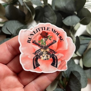 Sticker imperméable holographique Run Little Mouse Pew Pew, Sticker Adeline obsédante, Sticker Romance sombre, Sticker charbon, SOUS LICENCE OFFICIELLE
