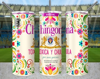 Op de afbeelding: Een witte tumbler van 20 fl oz met een bloemenpatroon en de tekst "Chhingorna" in roze en zwart. De tekst "Toxica y Chula" staat ook op de tumbler, samen met de woorden "que mas quieres" en "Brewed in Mexico".
