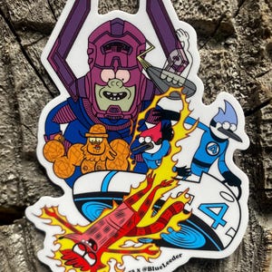 Könnte beinhalten: Ein farbenfroher Aufkleber mit Cartoon-Charakteren. Er zeigt einen lila und blauen Galactus, eine Figur, die an The Thing erinnert, und die blauen Eichelhäher aus Regular Show. Der Aufkleber enthält auch den Text "@8bitOniStickers x @BlueLeeder".