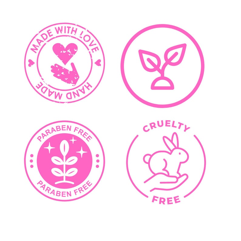 Op de afbeelding: Vier roze ronde labels met witte tekst en pictogrammen. De labels zeggen "Made with Love Hand Made", "Paraben Free", "Cruelty Free", en een plantpictogram.