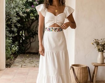 mayan embroidered dress Portrait of a Mayan woman in a traditional embroidered huipil (long blouse)  and crocheted skirt at the Mayaland Hotel near Chichen Itza, Yucatan, Mexi  Stock Photo