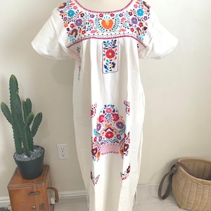 Hand Made Mexican Dress, Flower Basket Embroidery, Traditional Mexican Dress, Manta Cotton Cream Dress