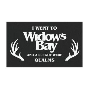 Puede incluir: Un tapete rectangular negro con texto blanco que dice I WENT TO WIDOW'S BAY AND ALL I GOT WERE QUALMS. El diseño incluye un gráfico blanco de una cornamenta de ciervo en el lado izquierdo y un gráfico de cornamenta de ciervo blanco a juego en el lado derecho.