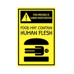 Pode incluir: Um adesivo amarelo com texto e gráficos pretos. O texto diz "THIS PREMISES IS UNDER INVESTIGATION" e "FOOD MAY CONTAIN HUMAN FLESH". Há também um gráfico de um hambúrguer com uma figura de palito.