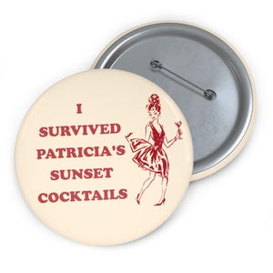Może przedstawiać: Okrągły przypinany guzik z kremowym tłem i czerwonym napisem I SURVIVED PATRICIA'S SUNSET COCKTAILS. Obok tekstu znajduje się czerwona ilustracja liniowa przedstawiająca osobę w sukience trzymającą kieliszek do koktajlu.