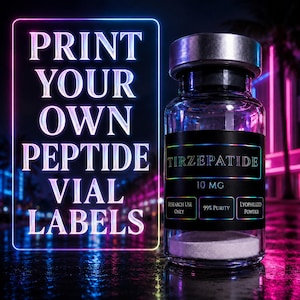 Puede incluir: Un vial de vidrio transparente con tapa de metal plateado que contiene polvo blanco. La etiqueta negra dice TIRZEPATIDE, 10 MG, RESEARCH USE ONLY, 99% PURITY y LYOPHILIZED POWDER. A la izquierda, el texto de neón dice PRINT YOUR OWN PEPTIDE VIAL LABELS.