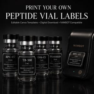Könnte beinhalten: Bild von Peptid-Fläschchenetiketten mit dem Text "Drucken Sie Ihre eigenen Peptid-Fläschchenetiketten". Das Bild zeigt mehrere Glasfläschchen mit schwarzen Etiketten und einen Etikettendrucker. Die Fläschchen enthalten verschiedene Peptide, darunter BPC-157, TB-500 und GHK-CU.
